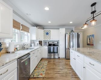 The Good Life Lake House - Abbeville - Kitchen