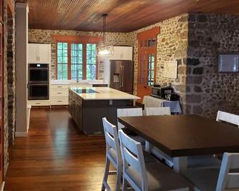 Unique Private Island Home on Midwest Sport Lake with Pontoon Boat included! - Rome City - Comedor