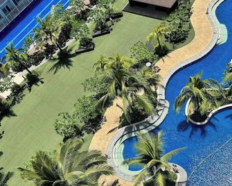 Relax in Pasay Citys Best Kept Secret - Spacious Condo with Garden View - Manila - Pool