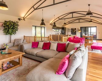 Lower Lodge Barn - sleeps 8 guests in 4 bedrooms - Alcester - Living room