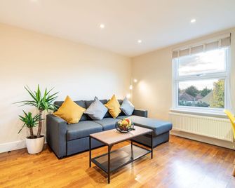 1bd apt for 2-4. New flooring & furnishings - Enfield - Phòng khách