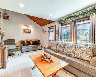Finger Lakes Resort Retreat w/ Mountain-View Deck! - Cortland - Living room