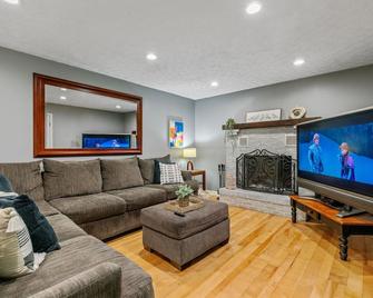 New Albany Family Friendly King Bed Suite - New Albany - Living room