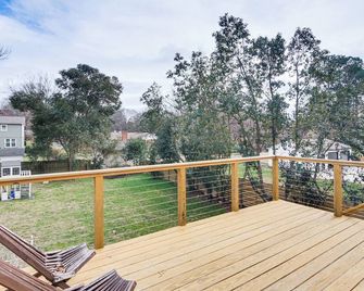 6 Mi to Spectrum Center: Spacious Getaway w/ Deck - Charlotte - Balcony
