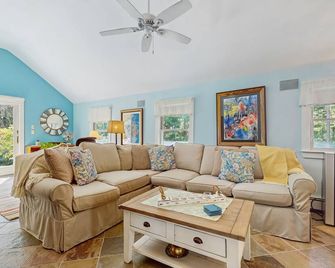 Charming Cottage and Studio, a Firepit, and Beaches Nearby - Ogunquit - Living room