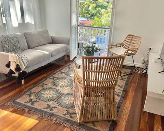 Paddington Pad with back deck and free car space close to Suncorp - Brisbane - Living room