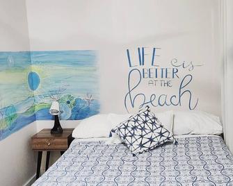 Suite 3: Full Bed + Sofa Bed, Shared Pool & Bbq, Near West Bay Beach - West Bay - Bedroom