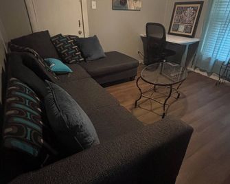 Comfortable 2BR Retreat in Ruston Perfect for Game Days” - Ruston - Sala de estar