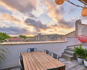 Calm and bright; Terrace and panoramic view in the centerbrHousing - Arles - Balkon