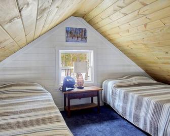 Knife Edge Escape - Cozy Lakeside Cottage Getaway with Views of Mt. Katahdin - Millinocket - Bedroom