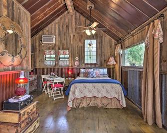 Snuggle Inn Wimberley Cabin with Fire Pit and Deck - Wimberley - Bedroom