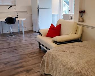 Beautiful and peaceful suite , very close to beach. - Port Moody - Living room