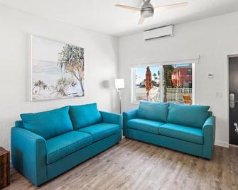 The Villas @ St. Pete Beach - Saint Pete Beach - Living room