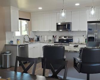 Relax & Enjoy the sun on the Covered Patio & Golf Course View - Sun City - Cozinha
