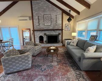 Newly renovated 2BR house, FREE CAR w/beach sticker, pet friendly, sleeps 8 - West Tisbury - Living room