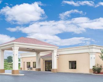 Super 8 by Wyndham Danville - Danville - Building