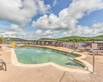 Community Pool and Dock Lake of the Ozarks Condo! - Camdenton - Piscina