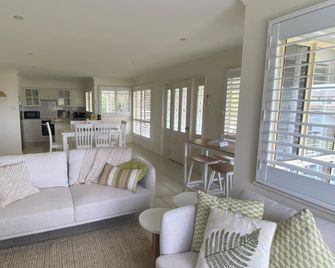 Bungalow by the River - Shoalhaven Heads