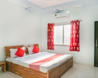 OYO 70135 Hotel Peshwai Lodge - Jejūri - Bedroom