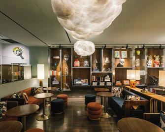 Public House Bangkok, a Member of Design Hotels - Bangkok - Lounge