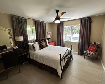 Summer 2025 available- private 1 bedroom guest house - Phoenix - Habitación