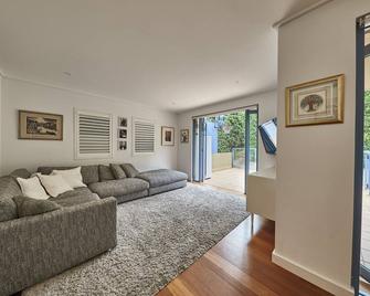 Nth Bondi 2BD Serene Child friendly plus Pool - Bondi - Living room