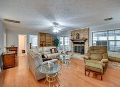 Spacious Downtown Montgomery Home with Yard, Patio! - Montgomery - Living room