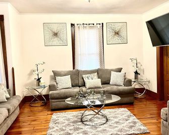 The place to be for extreme comfort, calm and quiet experience!!! - Springfield - Living room