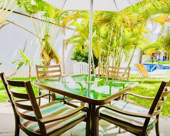 Deluxe Balcony Room With Swimming Pool Air Conditioning and Parking - Playa del Carmen - Patio