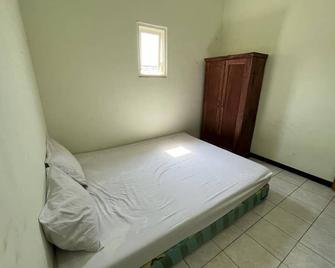 OYO Life 92982 Kost Berkah Ibu - Lawang - Habitación