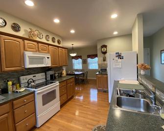 Waterfront Ashmere Lake House Near Berkshire Attractions - Hinsdale - Cocina