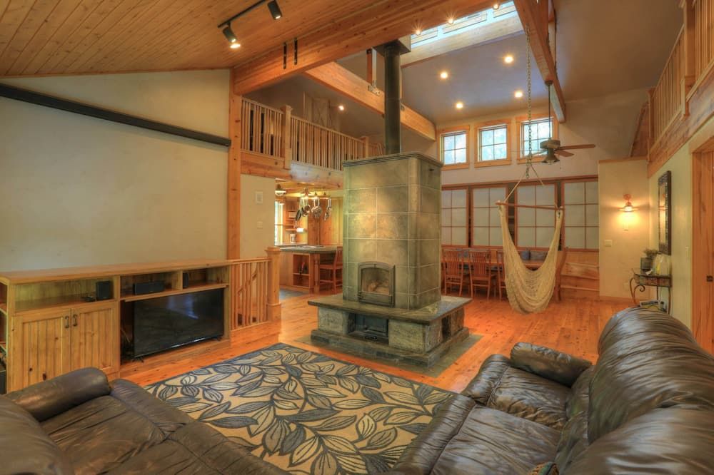 Canyon Lodge- - 8 Acres - Sleeps 10 - Logan - Sala de estar