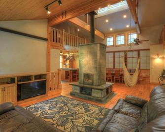 Canyon Lodge- - 8 Acres - Sleeps 10 - Logan - Wohnzimmer