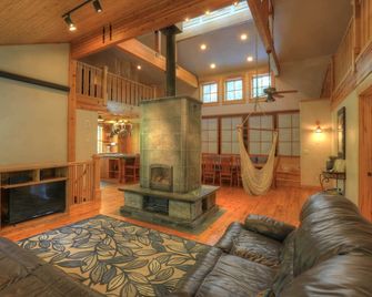 Canyon Lodge- - 8 Acres - Sleeps 10 - Logan - Sala de estar