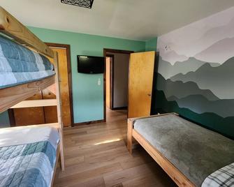 Riverfront, family fun, amazing rec room, close to Magic & Okemo - Chester - Bedroom