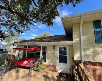3+ Acre Serene and Quiet Park Like Setting Cottage Get Away Perfect for the CWS! - Bellevue - Building