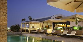杜拜阿聯酋購物廣場諾富特套房酒店 - 杜拜 - 杜拜 - 游泳池