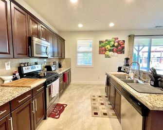 Tranquil Gardens Retreat | Mins to Thunder Valley - Lincoln - Kitchen