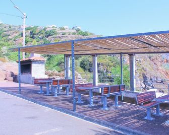 Studio One | Ocean View | Perfect Budget Couple's Retreat With Free Wifi - Fajã da Ovelha - Patio
