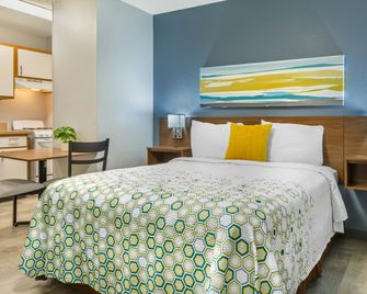 HomeTowne Studios & Suites by Red Roof Greensboro - Greensboro - Habitación