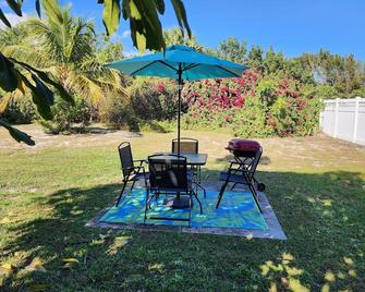 Beachcomber Villa - Your Relaxing Beach Town Getaway - Newly Remodeled, King Bed - Hobe Sound - Patio