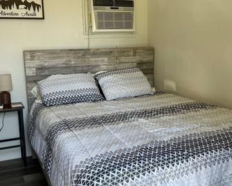 Rogue River Landing Resort - Gold Beach - Bedroom