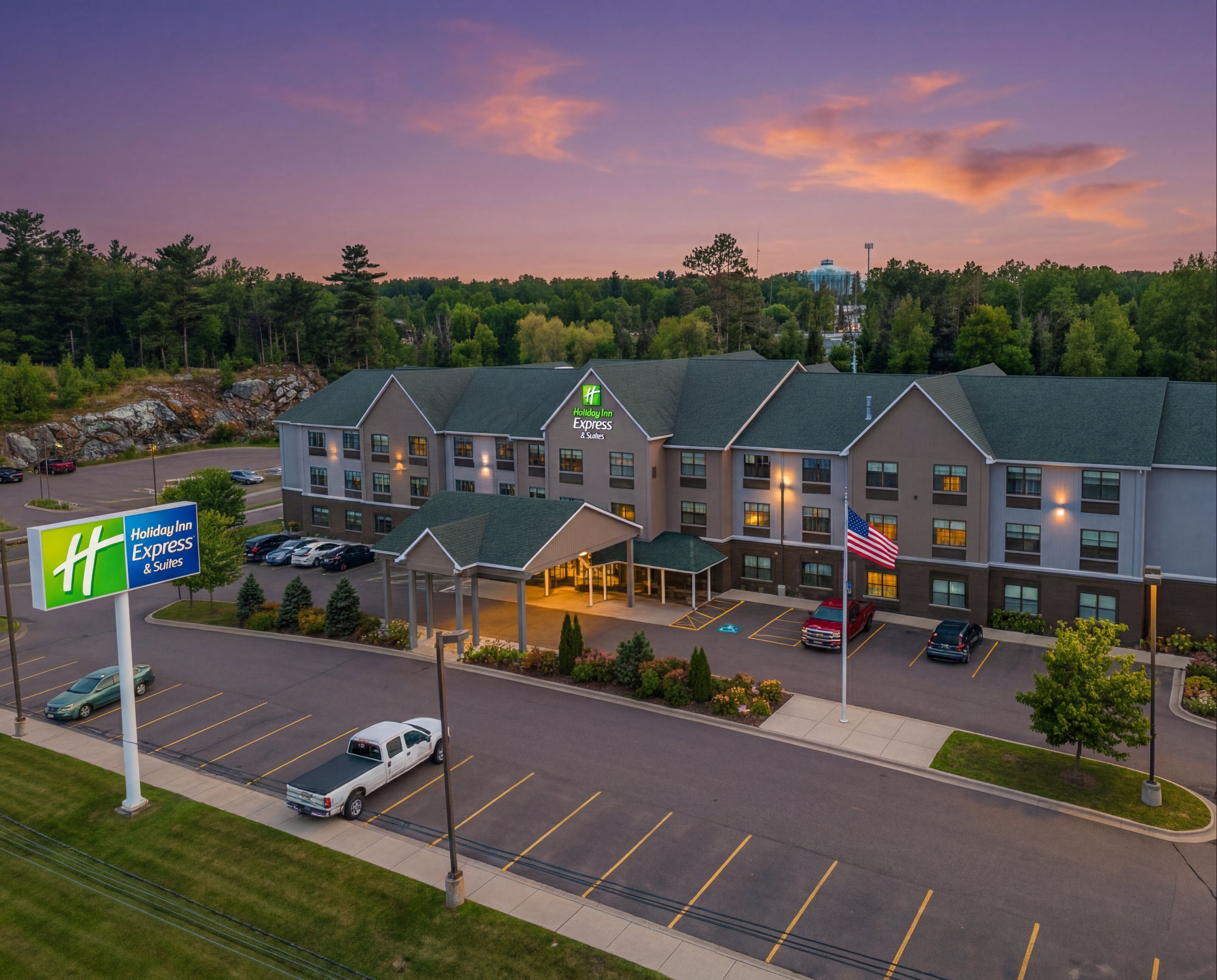 Holiday Inn Express & Suites Marquette By IHG - Marquette - Building