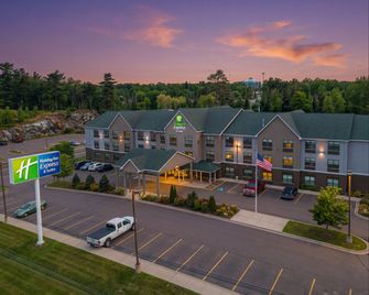 Holiday Inn Express & Suites Marquette By IHG - Marquette - Byggnad