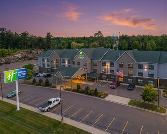 Holiday Inn Express & Suites Marquette By IHG - Marquette - Building