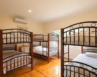 Barong on the Water. Relax in the sweeping gardens on the edge of Lake. - Nagambie - Bedroom
