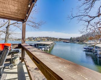 Lakefront Condo w/ Resort Amenities in Osage Beach - Osage Beach - Balcon