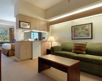 Microtel Inn & Suites By Wyndham Bloomington Msp Airport - Bloomington - Living room