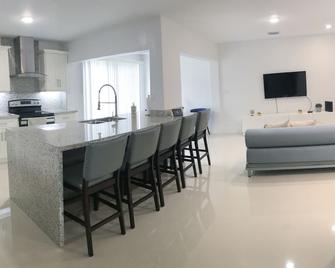 New Miami Townhouse on Lake for Families FU 3 Bed, 2 Bathroom, 5 Persons. - Cutler Bay - Comedor