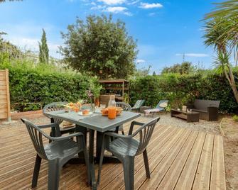 La Doucette, Mobil-Home Climatise Au Coe - Hyères - Innenhof